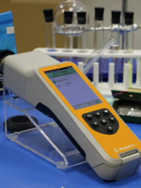 ResQ handheld 1064nm Raman analyzer in lab